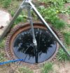 Nahaufnahme von einem Stativ über einem offenen Grundwasserschacht