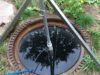 Nahaufnahme von einem Stativ über einem offenen Grundwasserschacht
