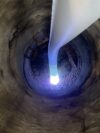 Blick in einen Schacht mit gemauertem unteren Abschnitt